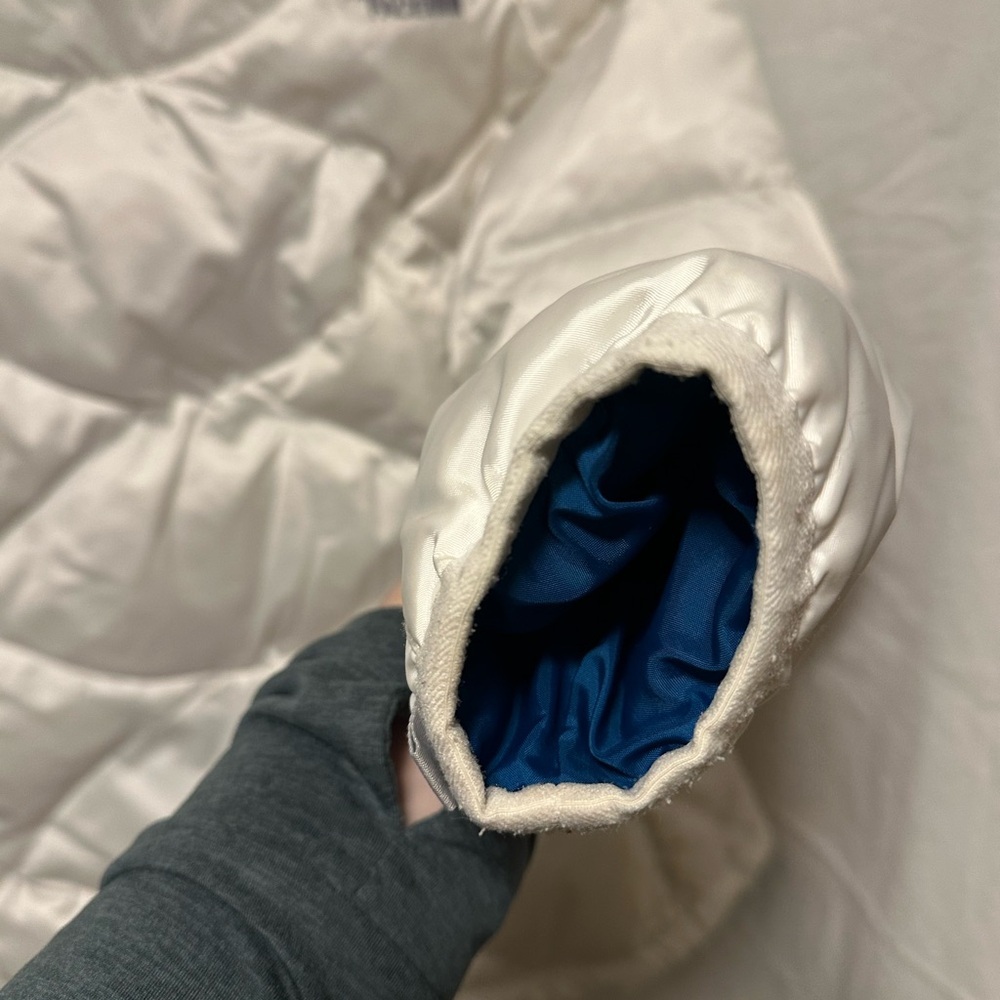 The North Face Women’s White Puffer Jacket Size M - Picture 9 of 12